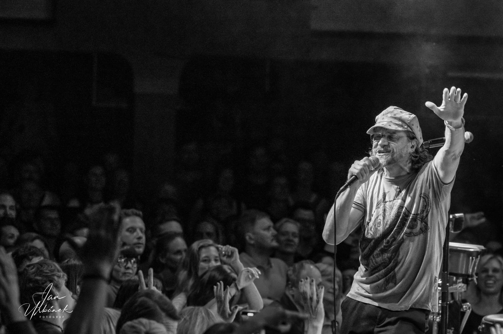 J.A.R. kluby sluší. V Lucerna Music Baru se stálo i na stolech