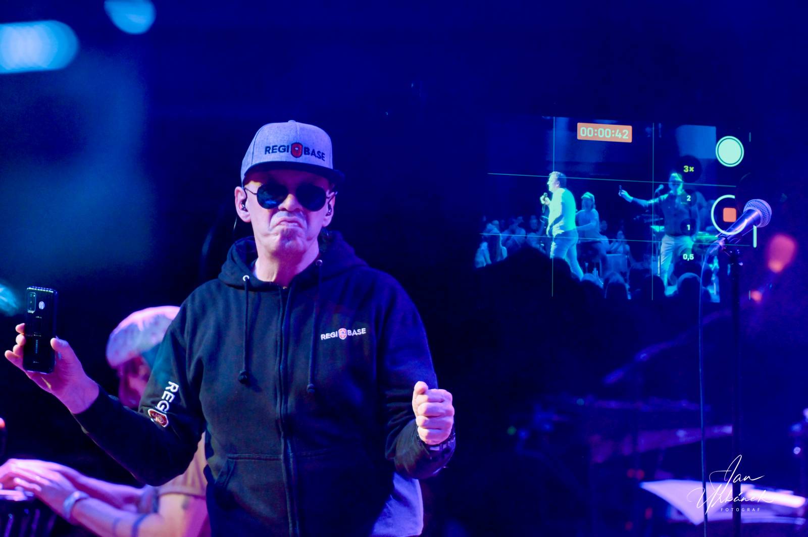 J.A.R. kluby sluší. V Lucerna Music Baru se stálo i na stolech