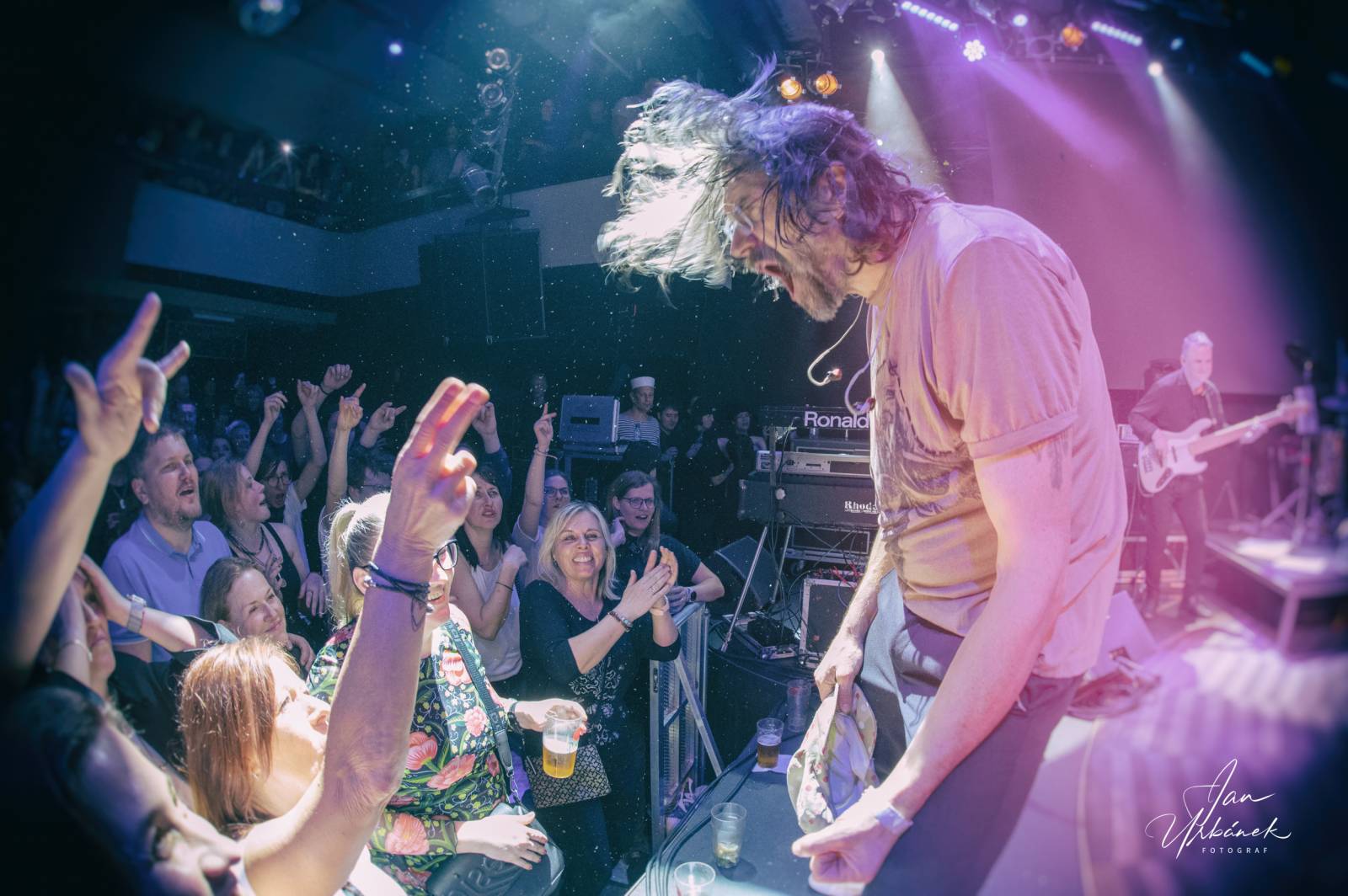 J.A.R. kluby sluší. V Lucerna Music Baru se stálo i na stolech