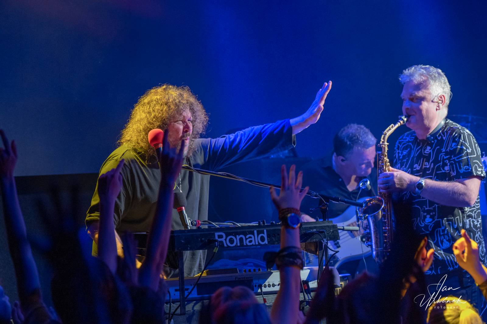 J.A.R. kluby sluší. V Lucerna Music Baru se stálo i na stolech