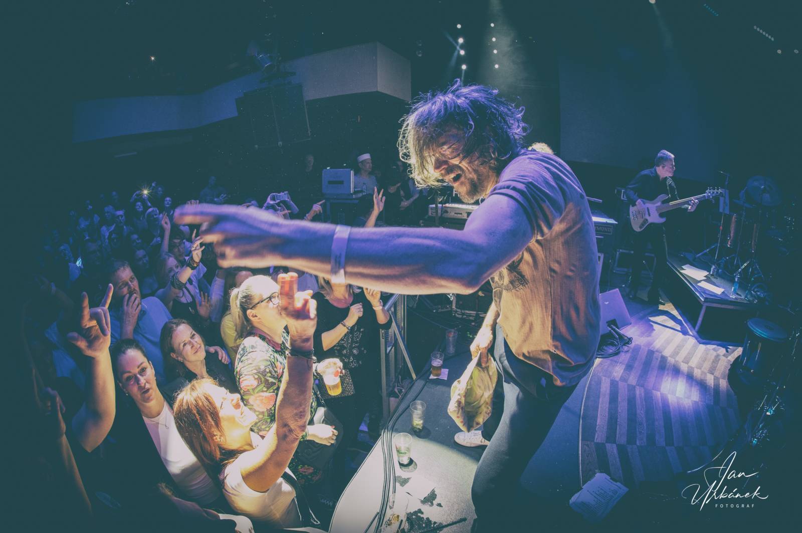 J.A.R. kluby sluší. V Lucerna Music Baru se stálo i na stolech