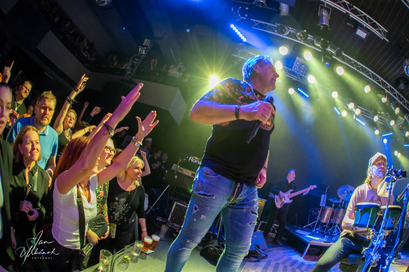 J.A.R. kluby sluší. V Lucerna Music Baru se stálo i na stolech