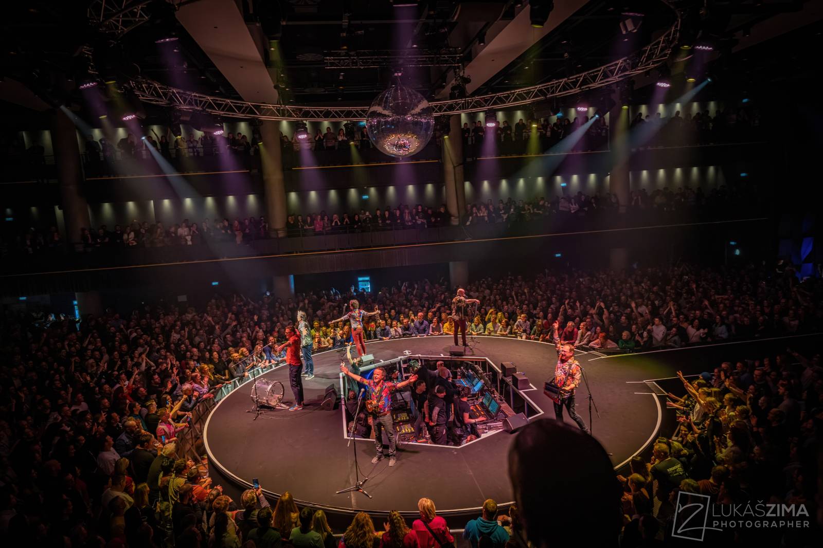 Mig 21 oslavili čtvrtstoletí vyprodaným koncertem ve Foru Karlín