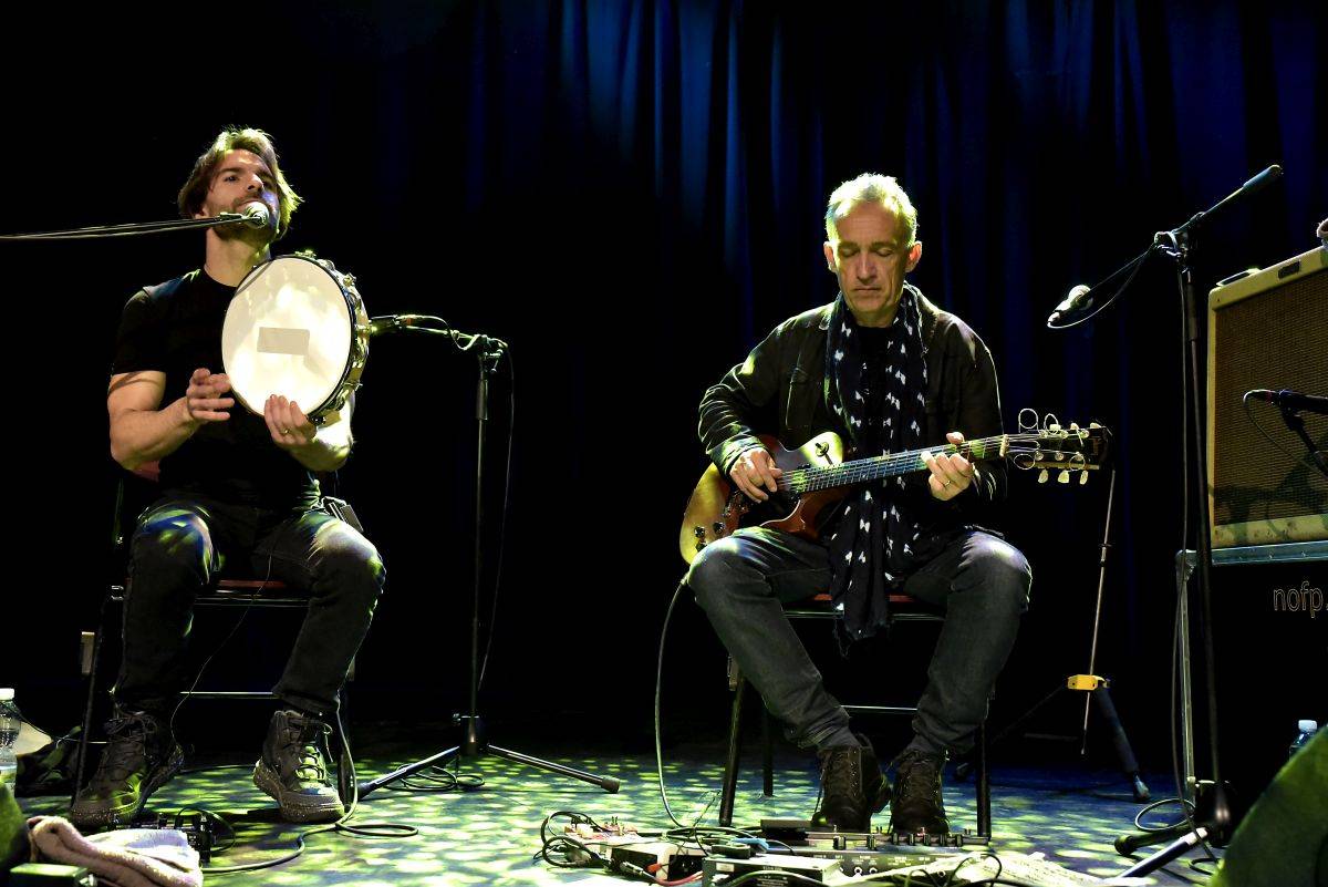 Kytarista Roberta Planta Justin Adams zahrál v pražském Paláci Akropolis