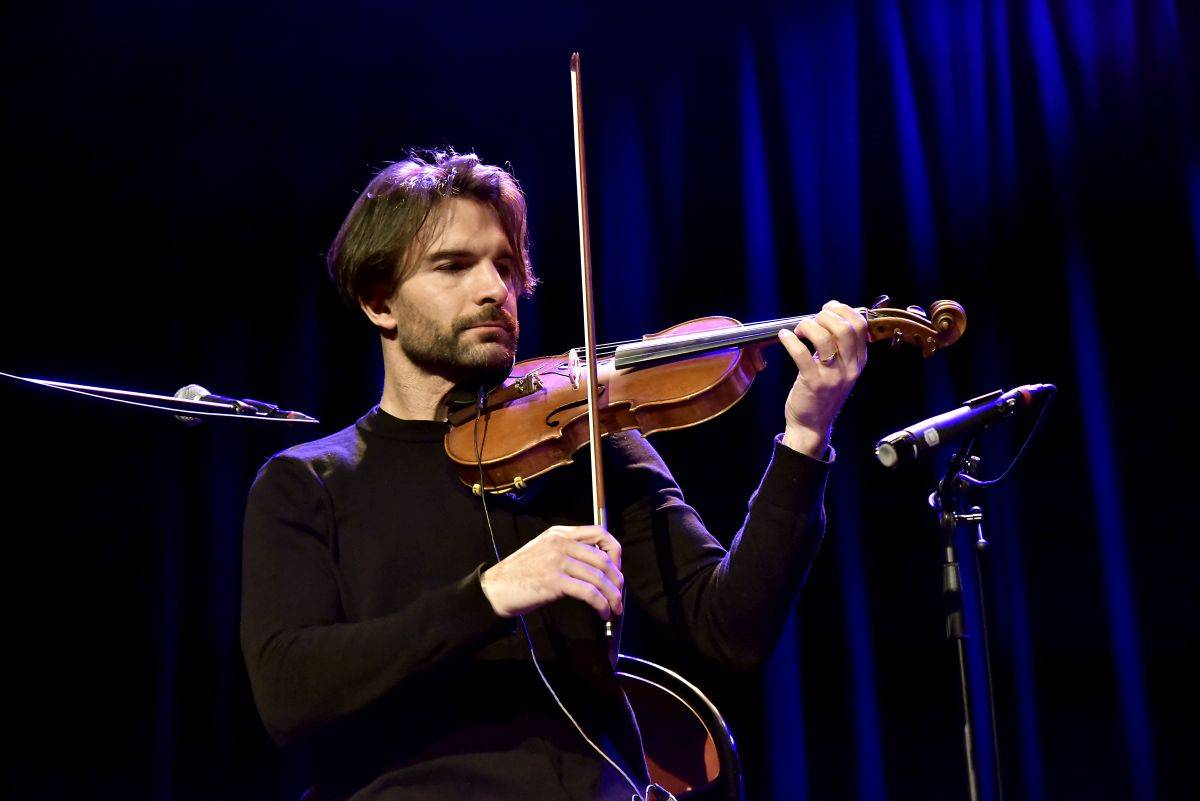 Kytarista Roberta Planta Justin Adams zahrál v pražském Paláci Akropolis