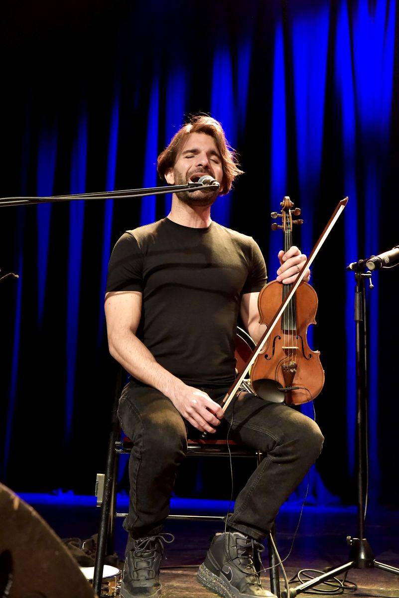 Kytarista Roberta Planta Justin Adams zahrál v pražském Paláci