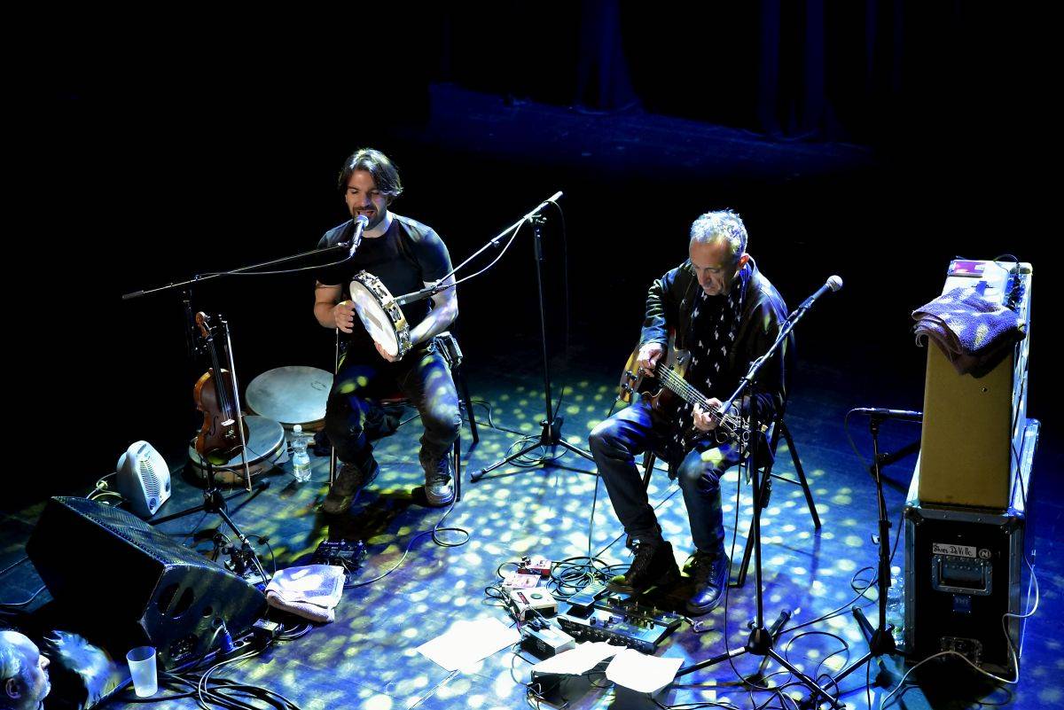 Kytarista Roberta Planta Justin Adams zahrál v pražském Paláci