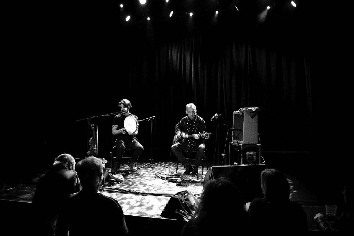 Kytarista Roberta Planta Justin Adams zahrál v pražském Paláci