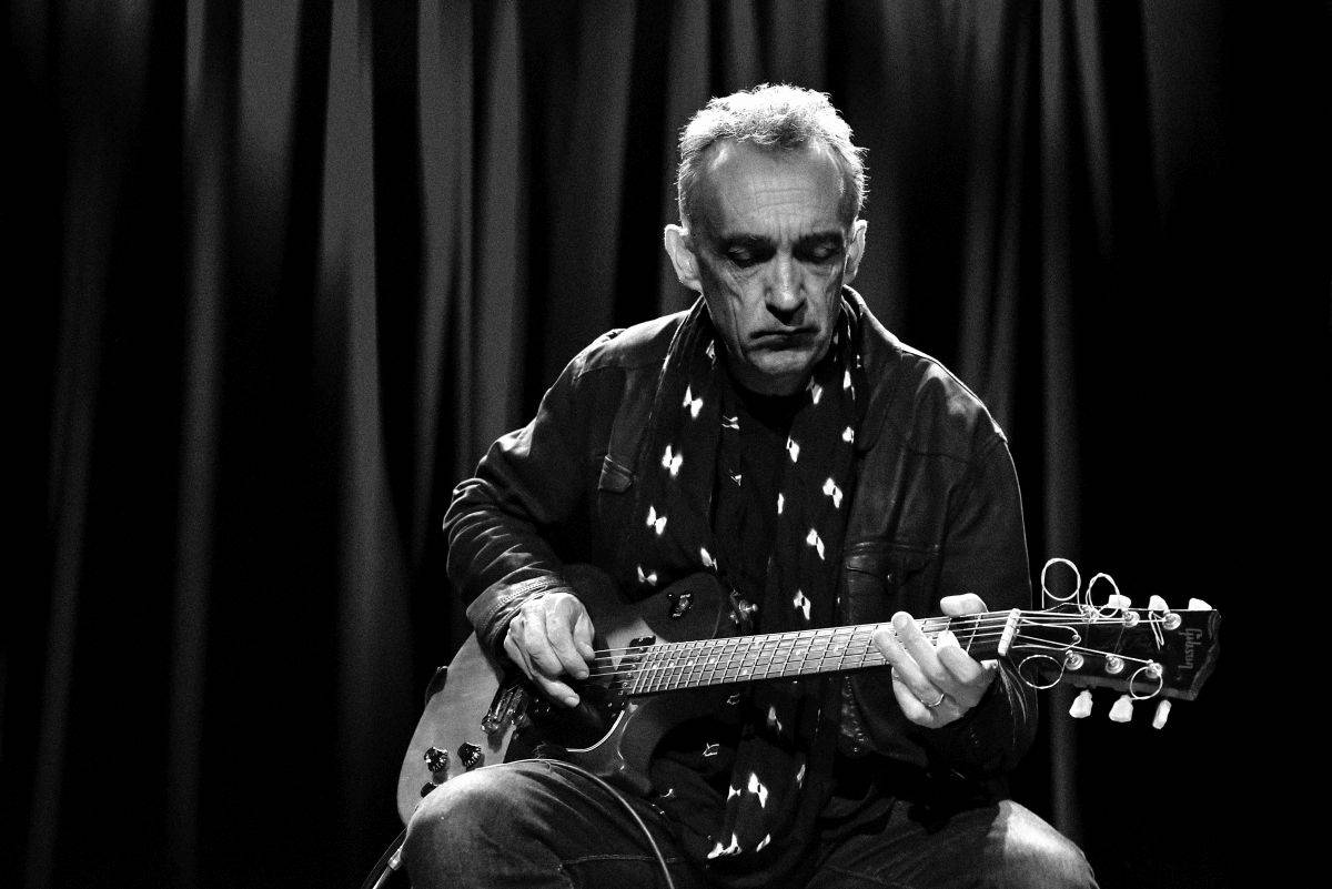 Kytarista Roberta Planta Justin Adams zahrál v pražském Paláci Akropolis