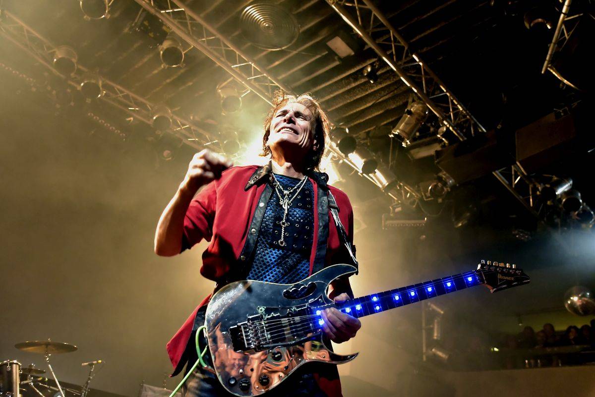 Steve Vai řádil ve vyprodaném Lucerna Music Baru