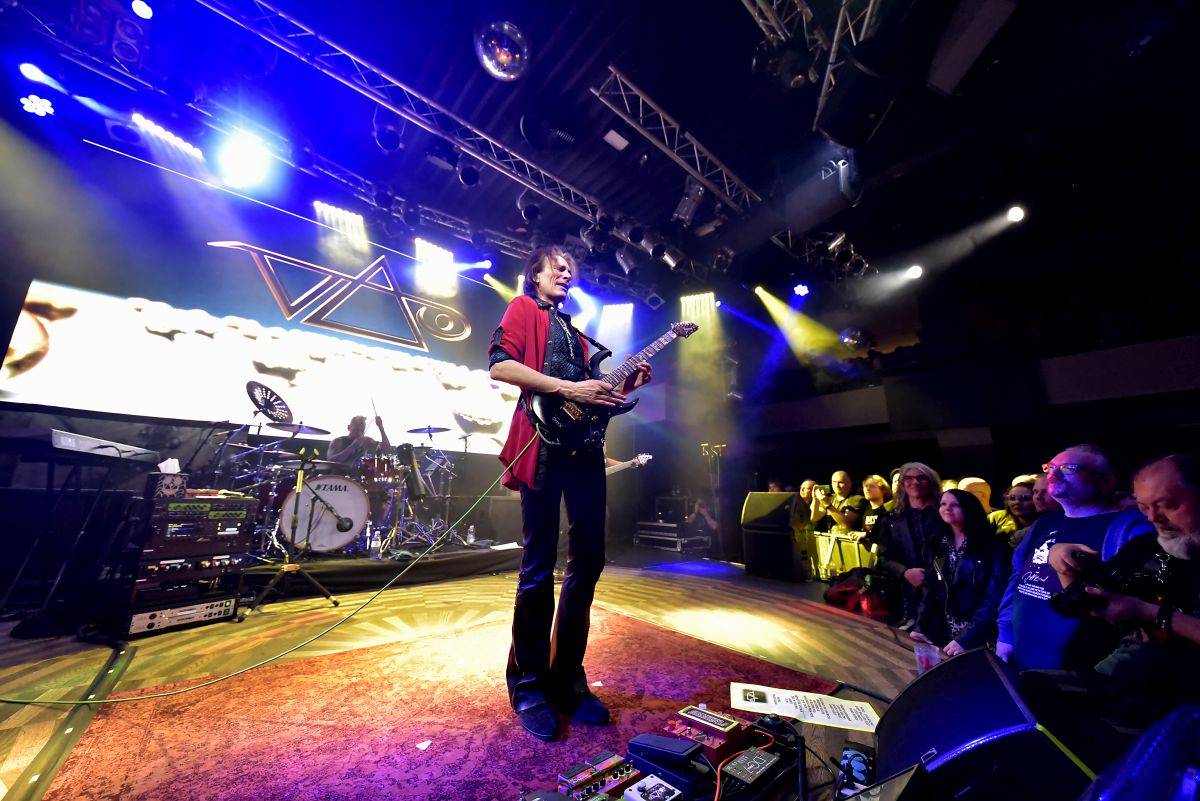 Steve Vai řádil ve vyprodaném Lucerna Music Baru