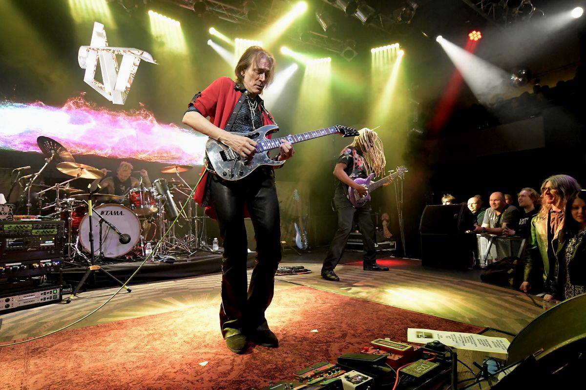 Steve Vai řádil ve vyprodaném Lucerna Music Baru
