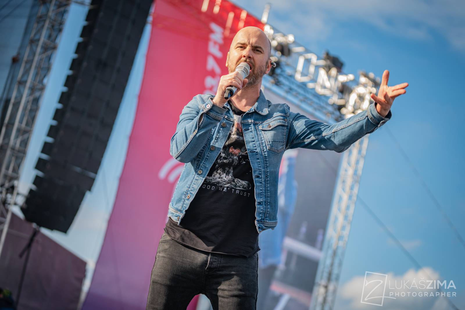 Pražský Majáles měl našlapaný program. Vystoupili Ewa Farna, Jelen, Sofian Medjmedj i Rybičky 48