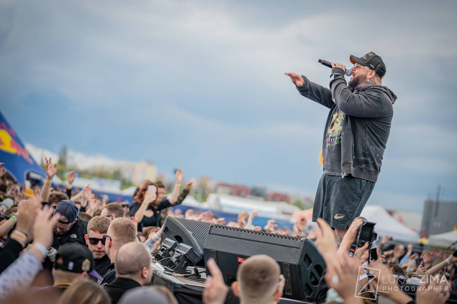 Rapová stage na Pražském Majálesu patřila Calinovi, Steinovi27 i Yzomandiasovi s Nik Tendem