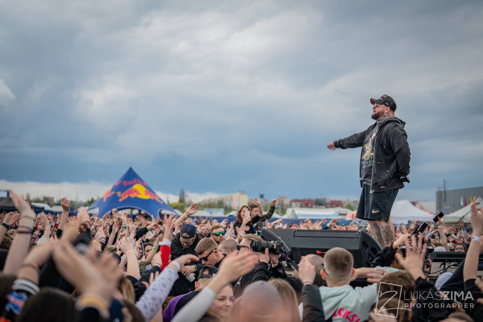 Rapová stage na Pražském Majálesu patřila Calinovi, Steinovi27 i Yzomandiasovi s Nik Tendem