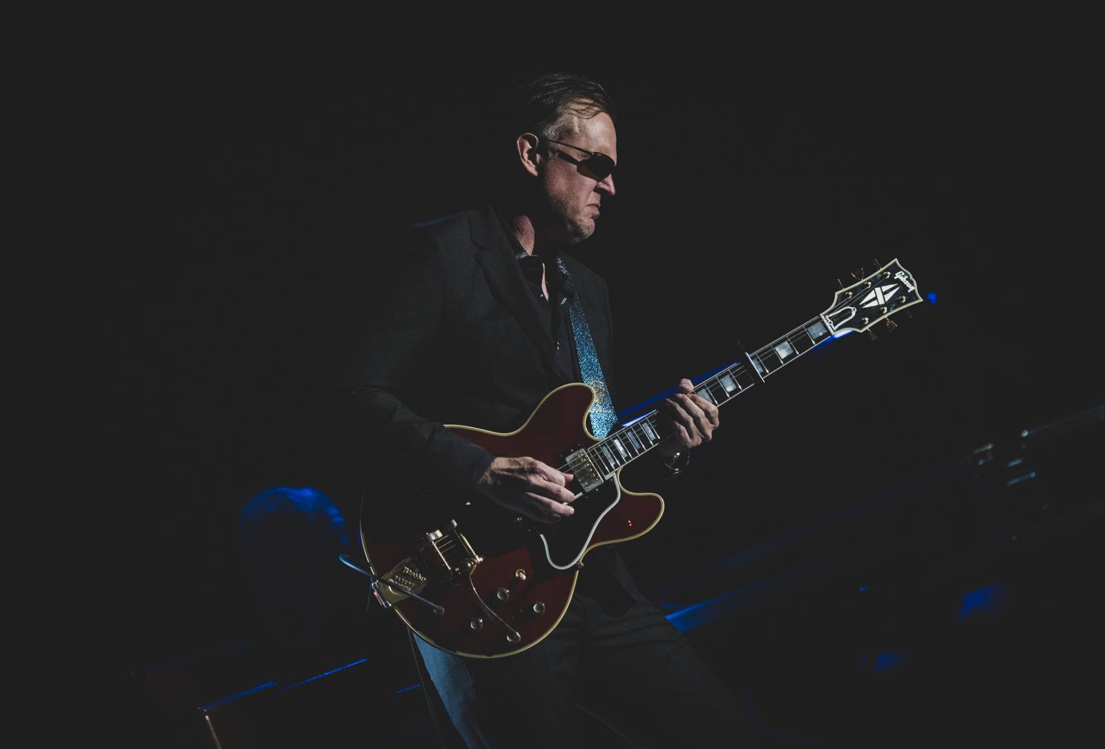 Bluesový král Joe Bonamassa si podmanil vyprodané Forum Karlín