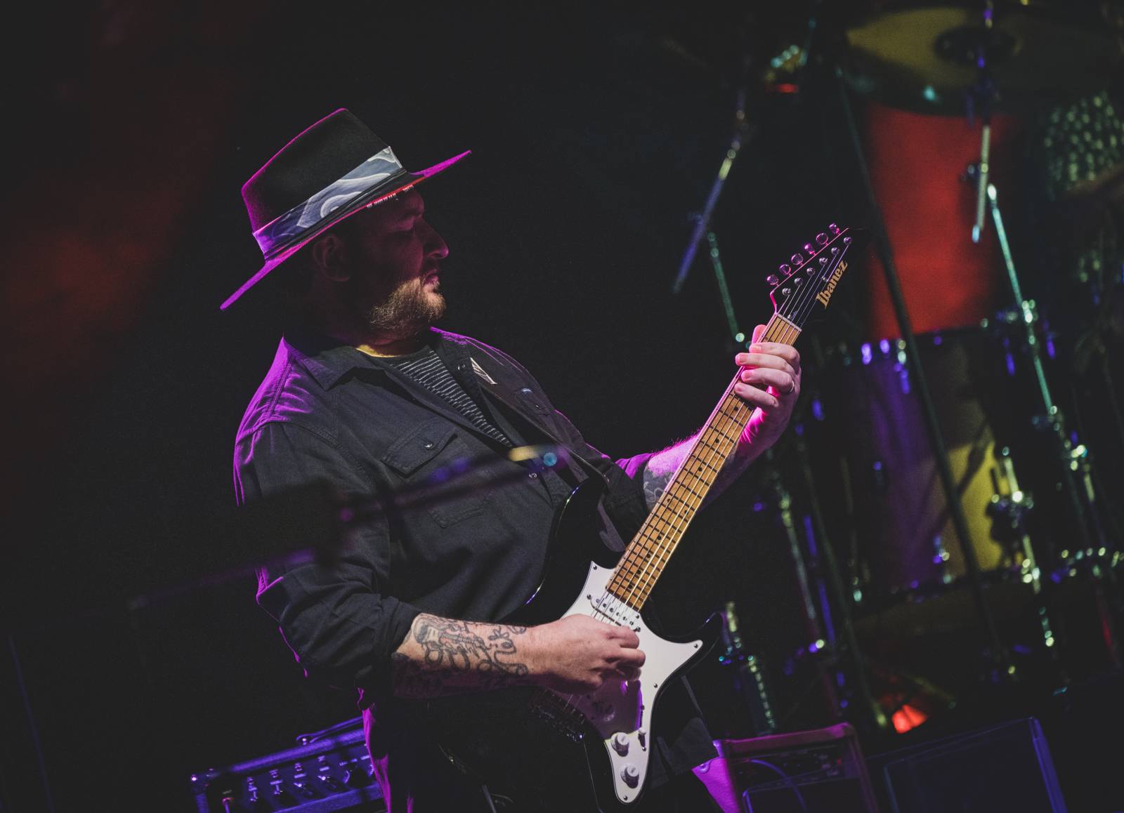 Bluesový král Joe Bonamassa si podmanil vyprodané Forum Karlín