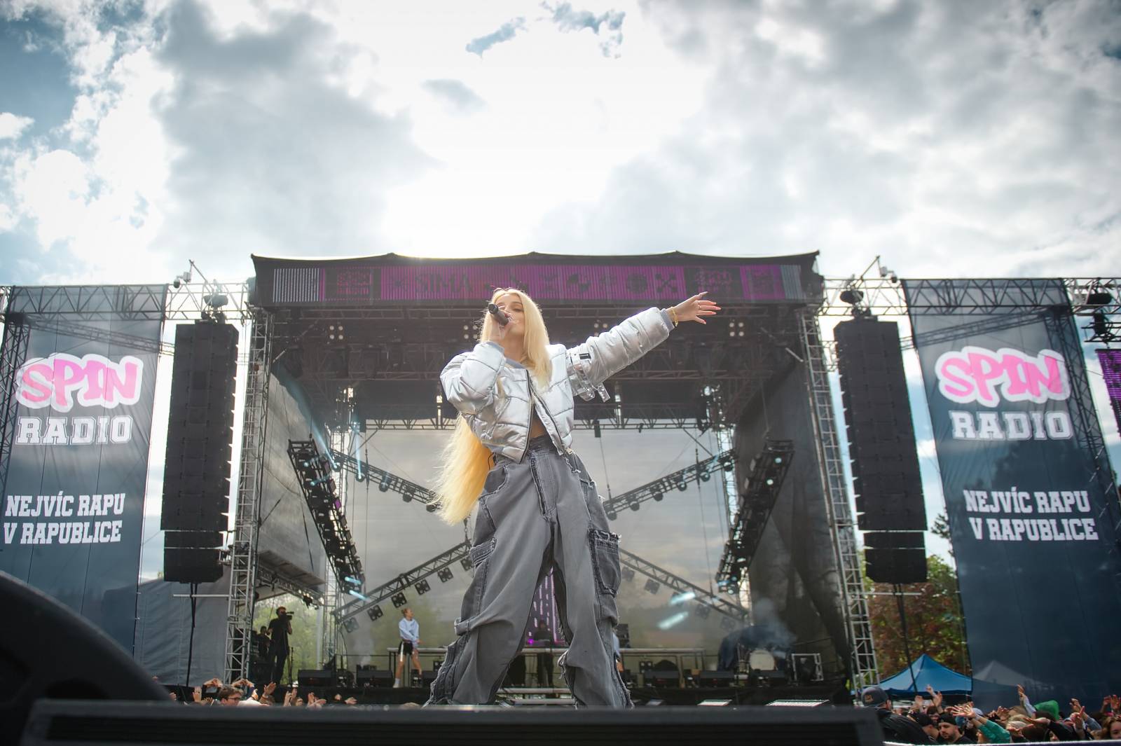 Průtrže mračen dobrou náladu nespláchly. Brněnský Majáles přivítal Ewu Farnou, Horkýže Slíže i Kryštof