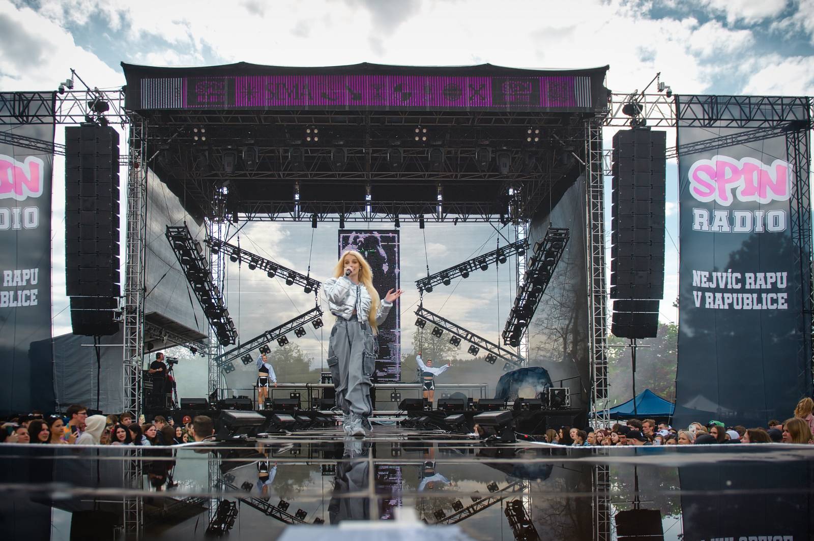 Průtrže mračen dobrou náladu nespláchly. Brněnský Majáles přivítal Ewu Farnou, Horkýže Slíže i Kryštof