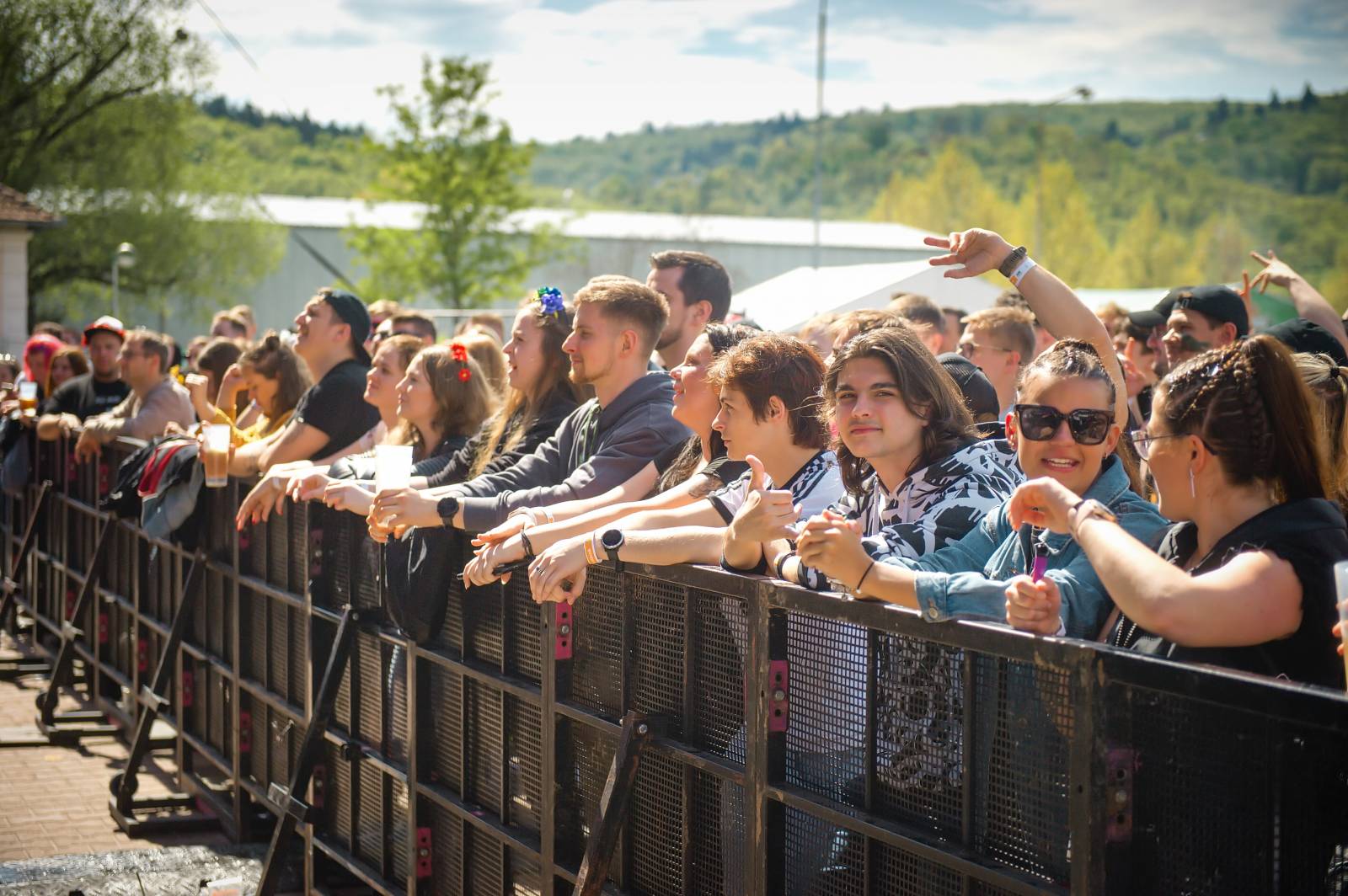 Průtrže mračen dobrou náladu nespláchly. Brněnský Majáles přivítal Ewu Farnou, Horkýže Slíže i Kryštof