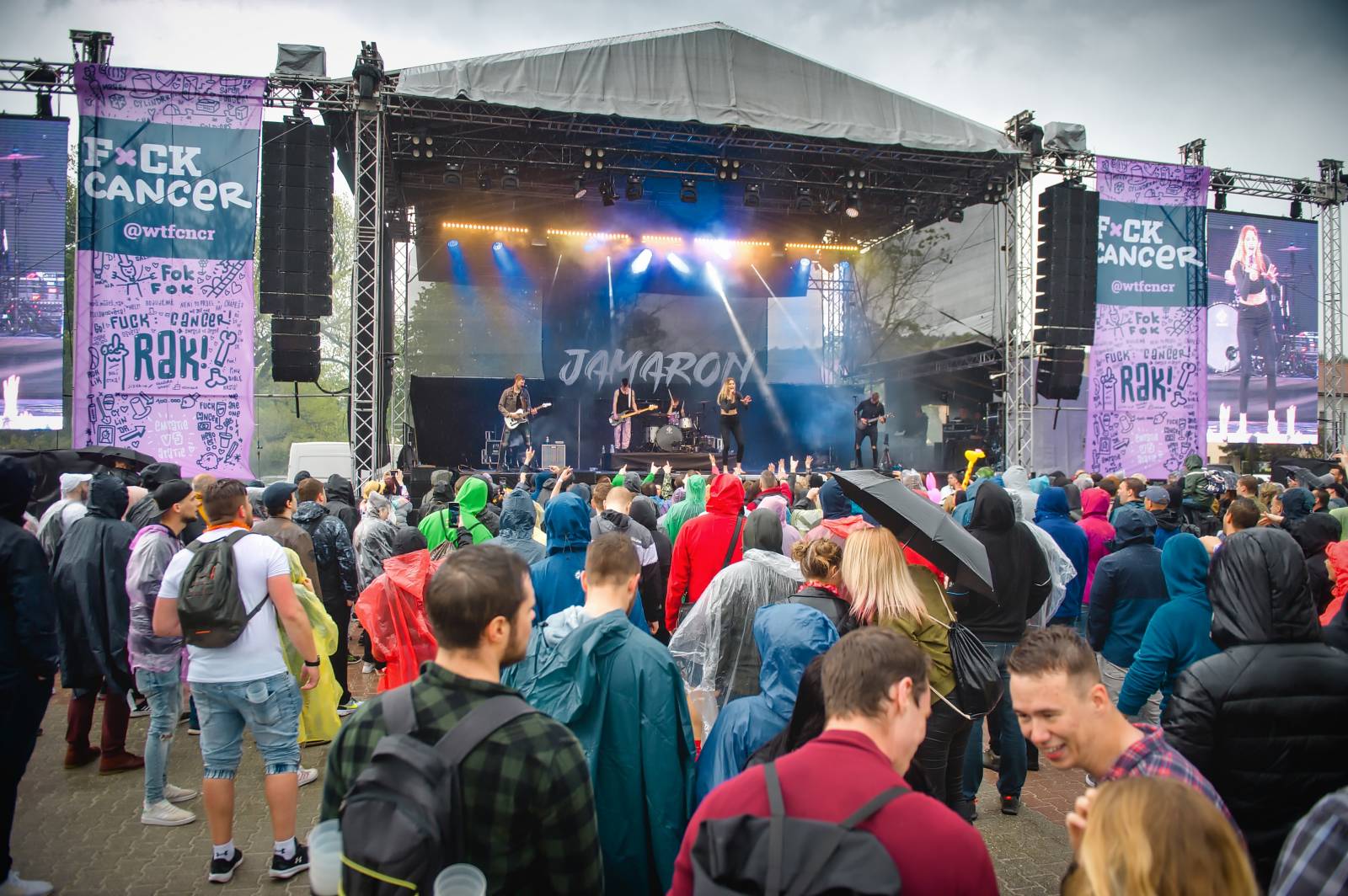 Průtrže mračen dobrou náladu nespláchly. Brněnský Majáles přivítal Ewu Farnou, Horkýže Slíže i Kryštof