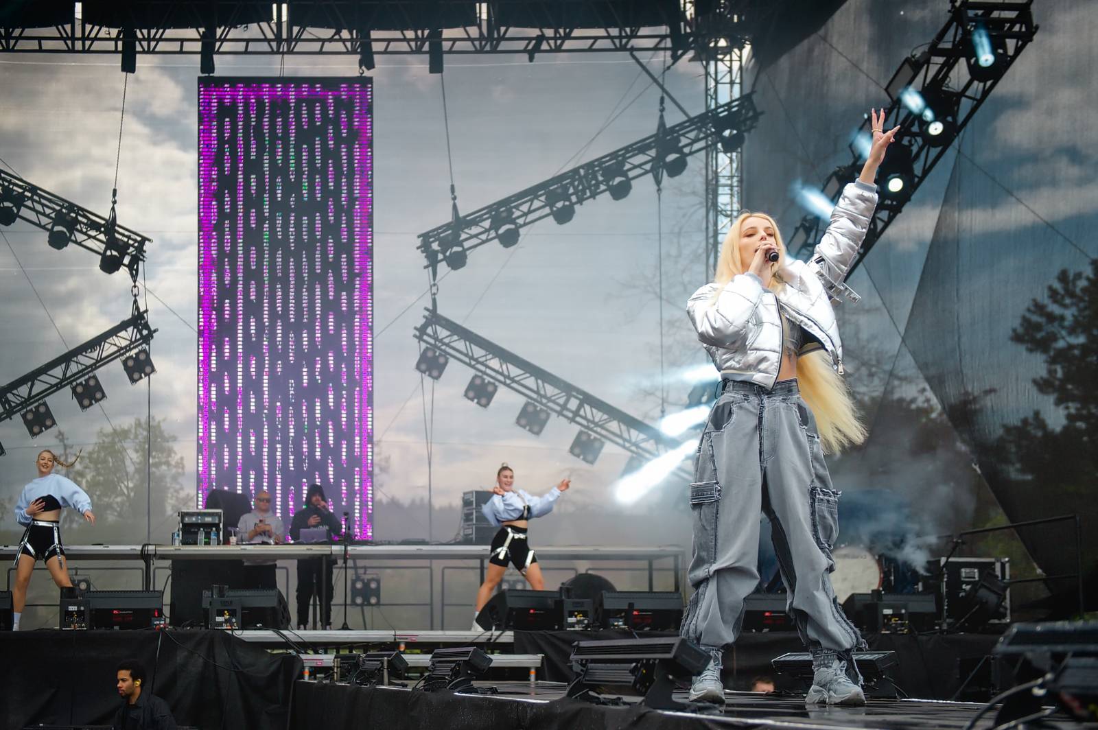 Průtrže mračen dobrou náladu nespláchly. Brněnský Majáles přivítal Ewu Farnou, Horkýže Slíže i Kryštof