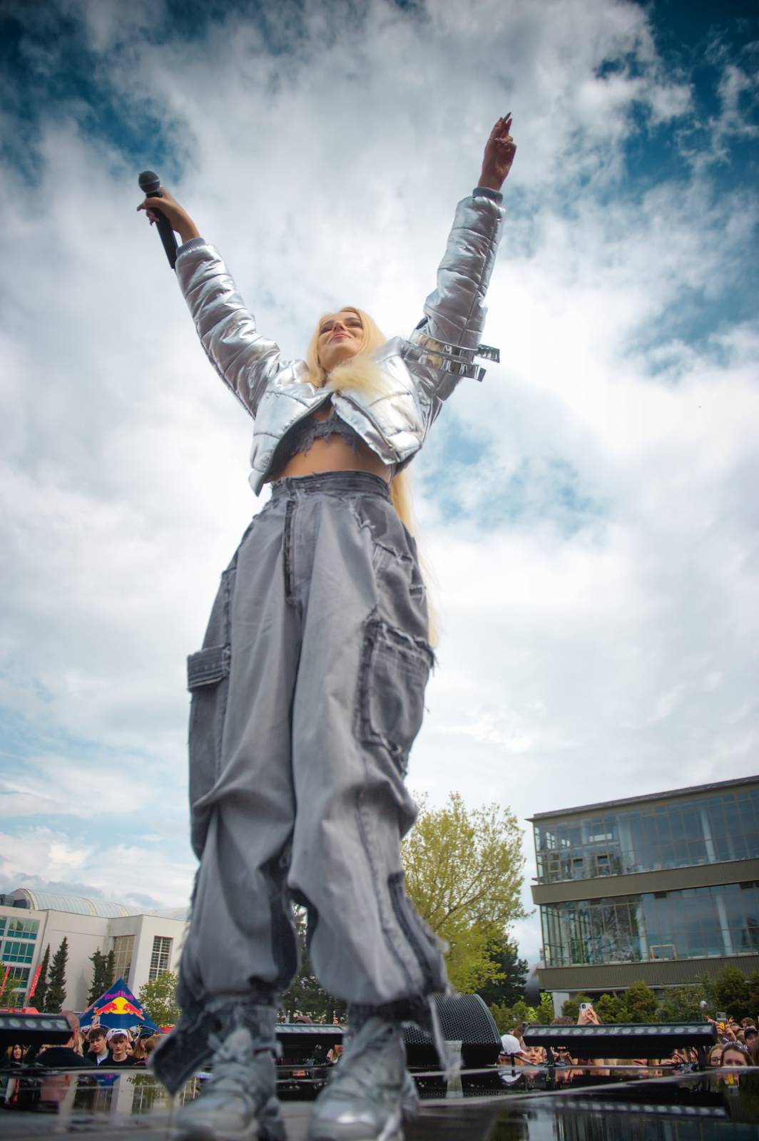 Průtrže mračen dobrou náladu nespláchly. Brněnský Majáles přivítal Ewu Farnou, Horkýže Slíže i Kryštof