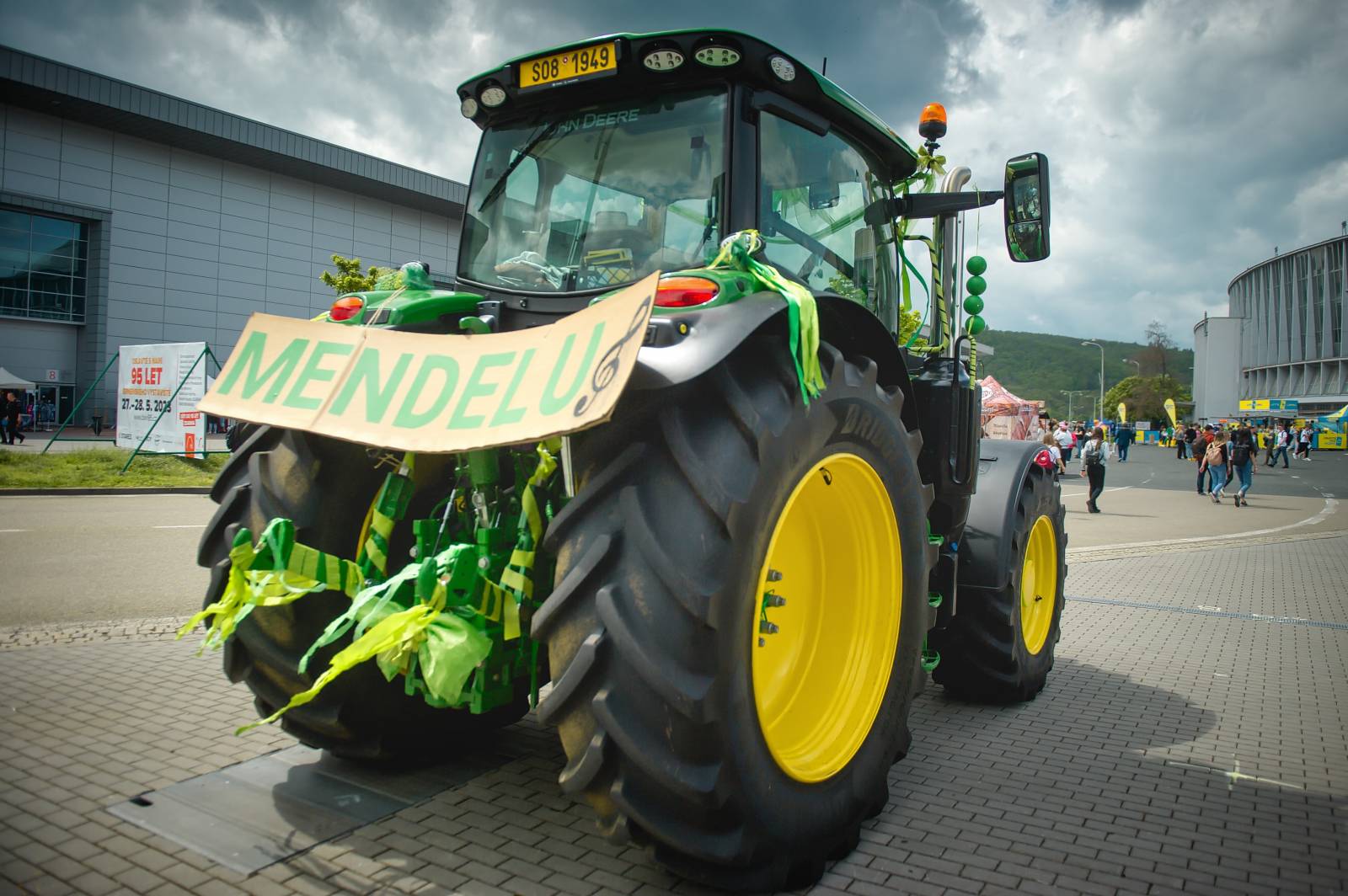 Průtrže mračen dobrou náladu nespláchly. Brněnský Majáles přivítal Ewu Farnou, Horkýže Slíže i Kryštof