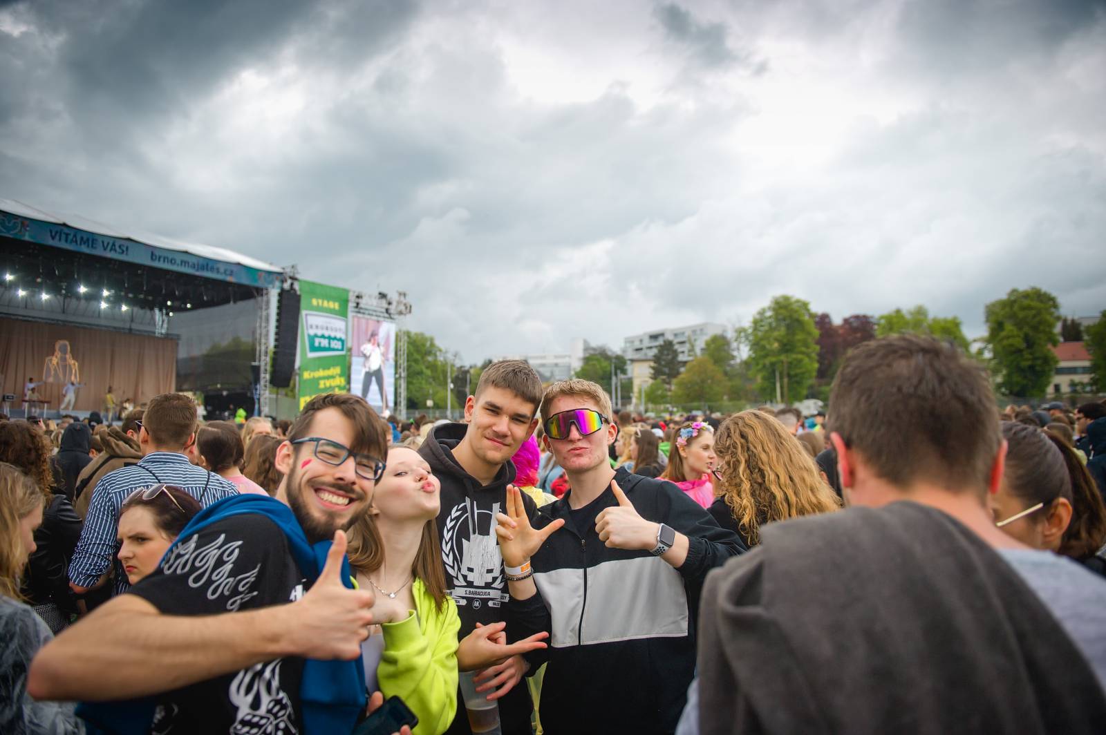 Průtrže mračen dobrou náladu nespláchly. Brněnský Majáles přivítal Ewu Farnou, Horkýže Slíže i Kryštof