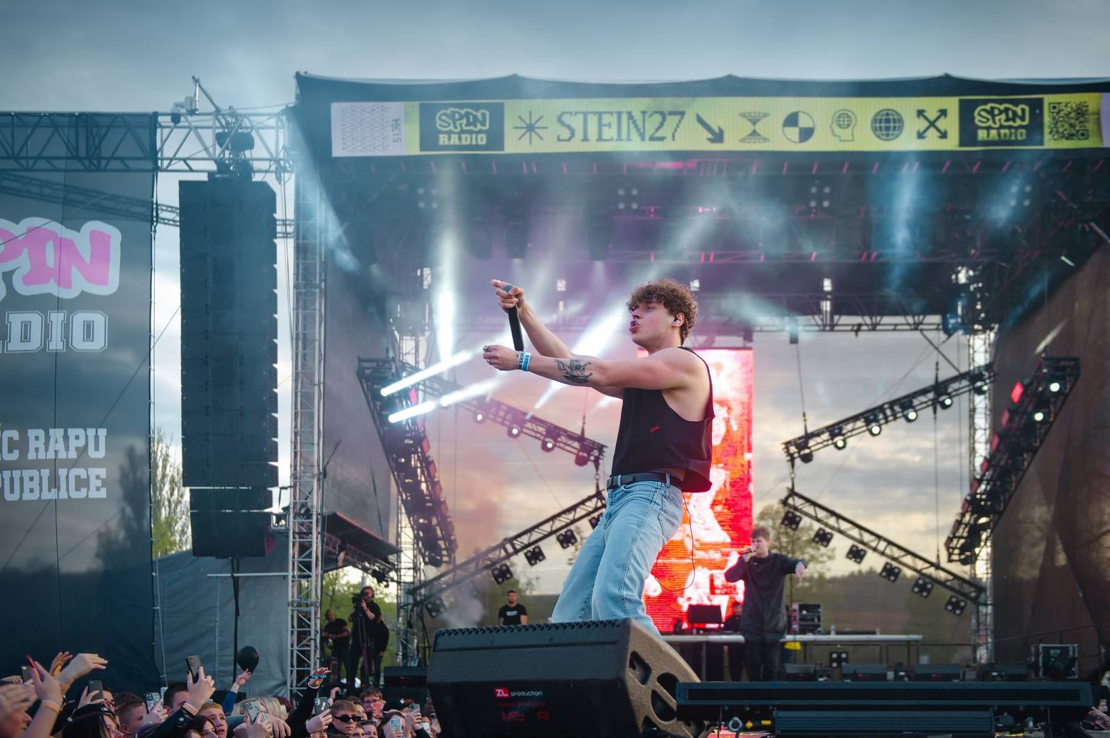 Průtrže mračen dobrou náladu nespláchly. Brněnský Majáles přivítal Ewu Farnou, Horkýže Slíže i Kryštof