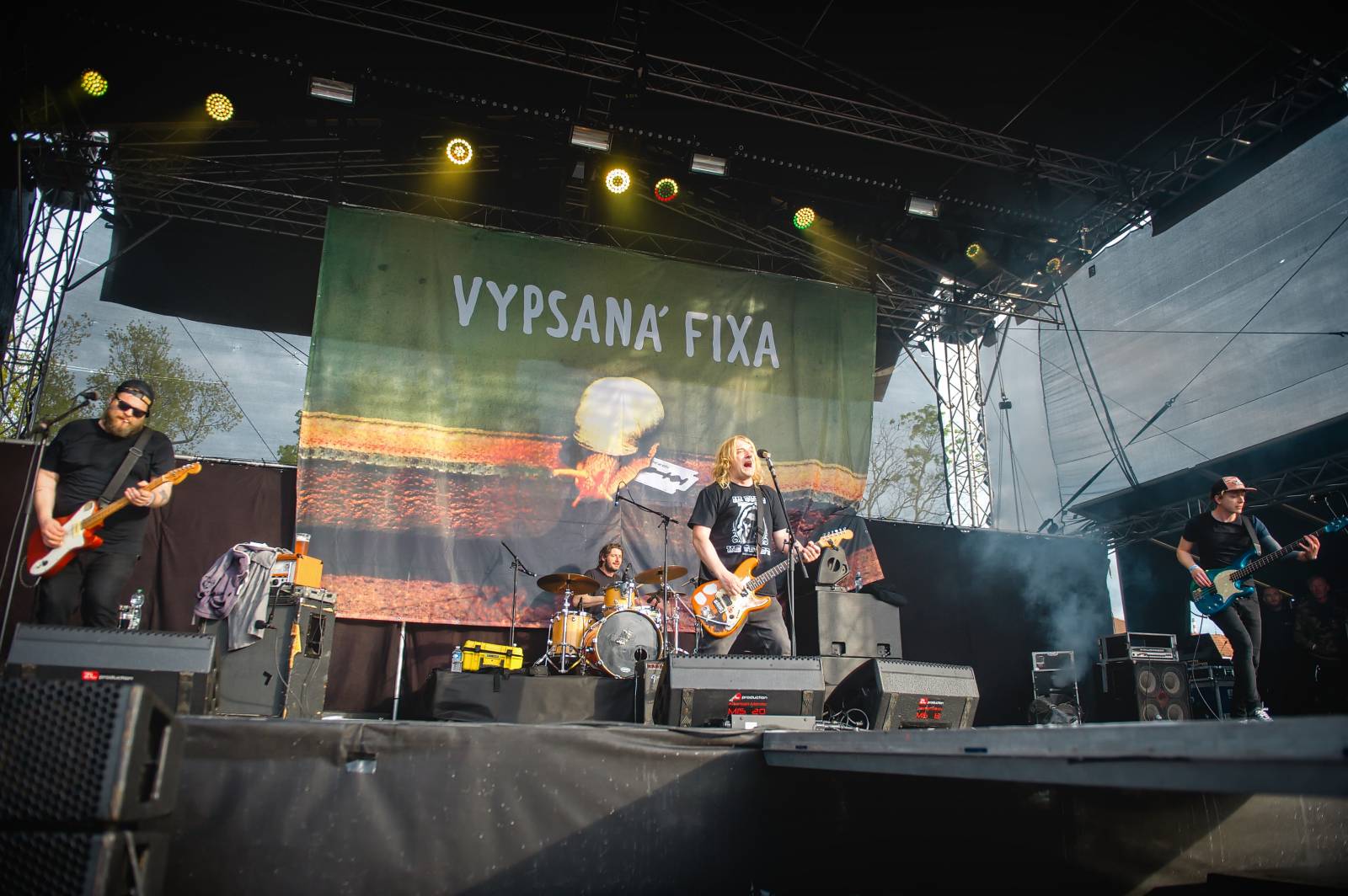 Průtrže mračen dobrou náladu nespláchly. Brněnský Majáles přivítal Ewu Farnou, Horkýže Slíže i Kryštof