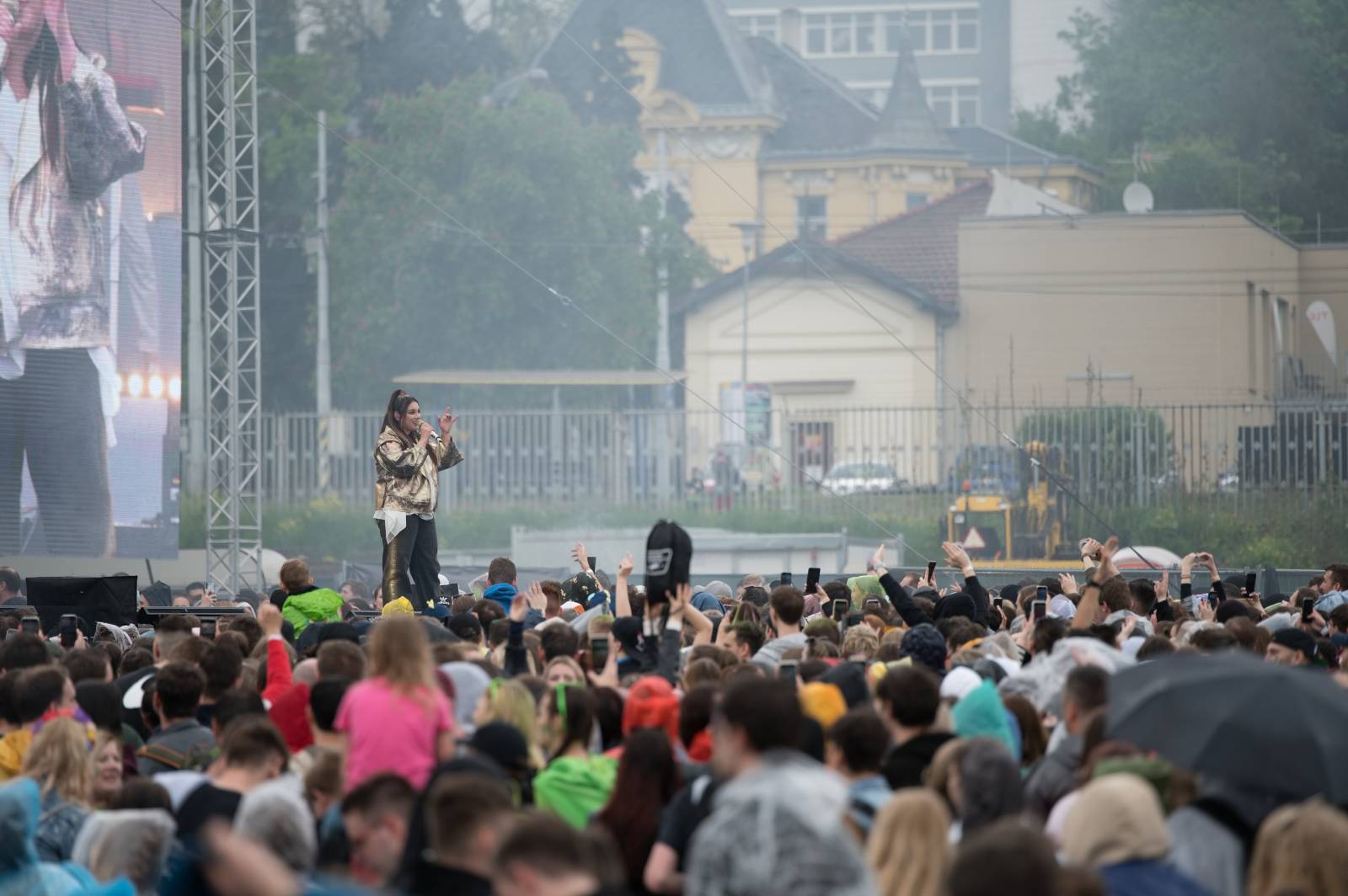 Průtrže mračen dobrou náladu nespláchly. Brněnský Majáles přivítal Ewu Farnou, Horkýže Slíže i Kryštof