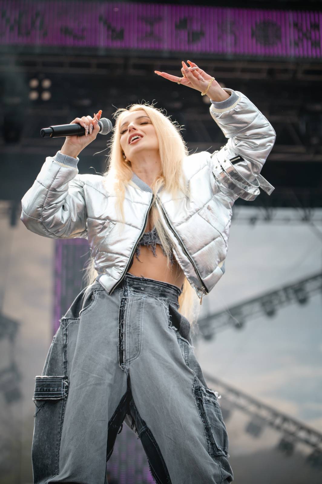 Průtrže mračen dobrou náladu nespláchly. Brněnský Majáles přivítal Ewu Farnou, Horkýže Slíže i Kryštof