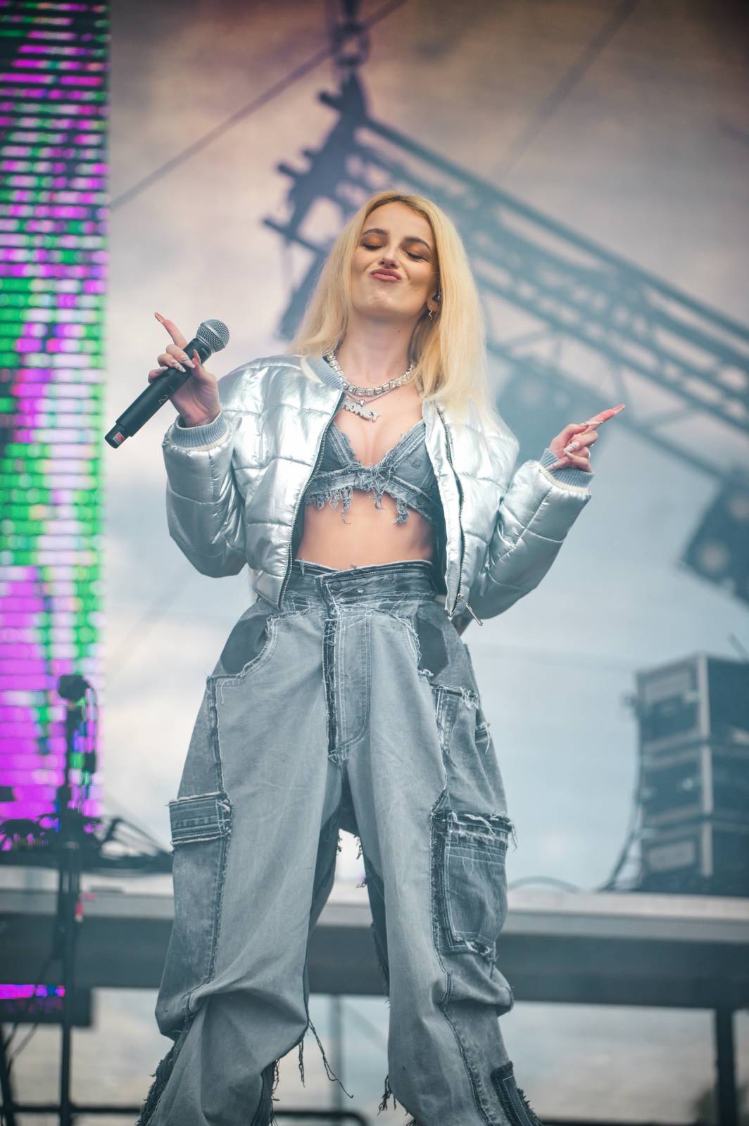 Průtrže mračen dobrou náladu nespláchly. Brněnský Majáles přivítal Ewu Farnou, Horkýže Slíže i Kryštof