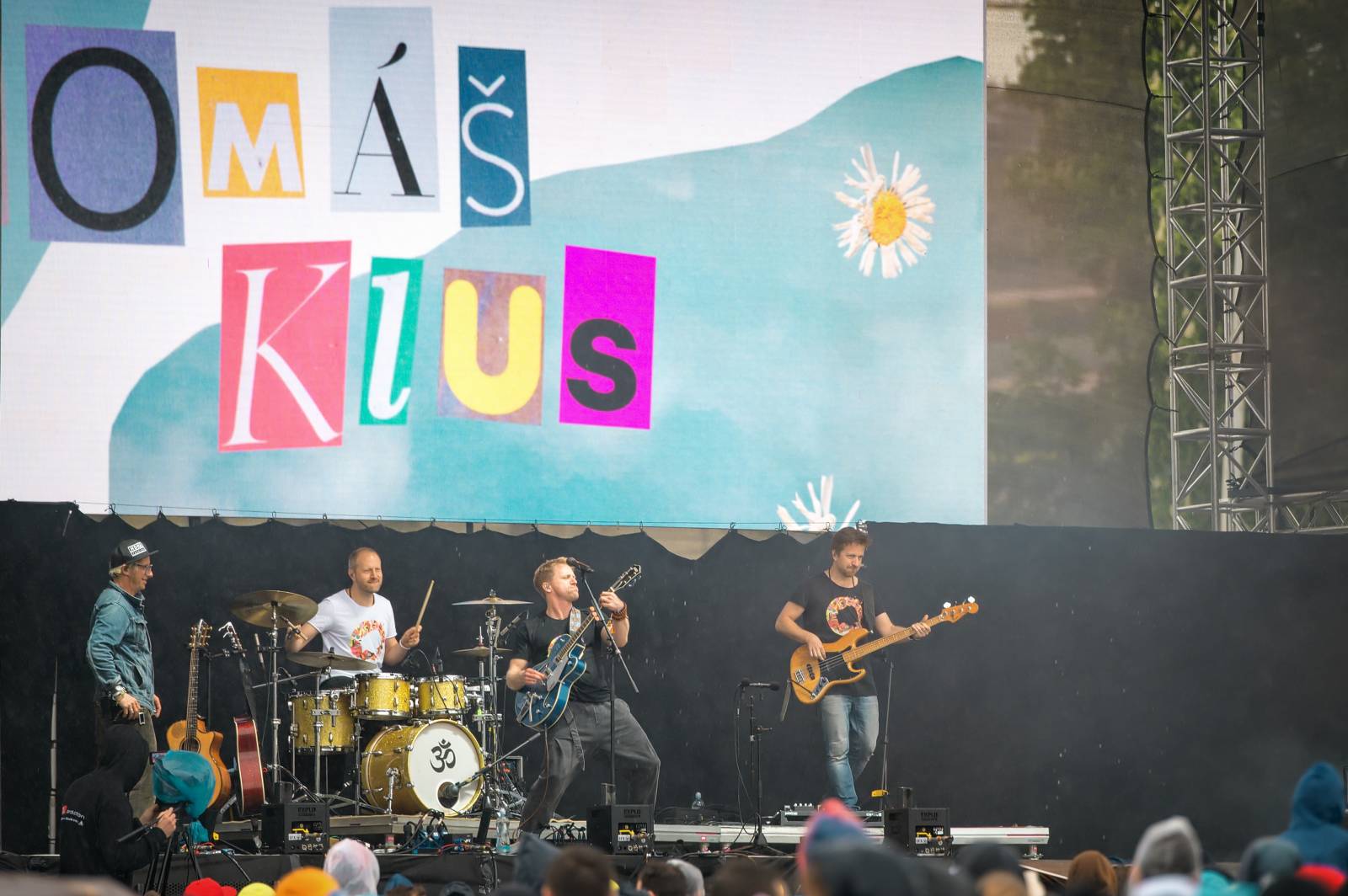 Průtrže mračen dobrou náladu nespláchly. Brněnský Majáles přivítal Ewu Farnou, Horkýže Slíže i Kryštof