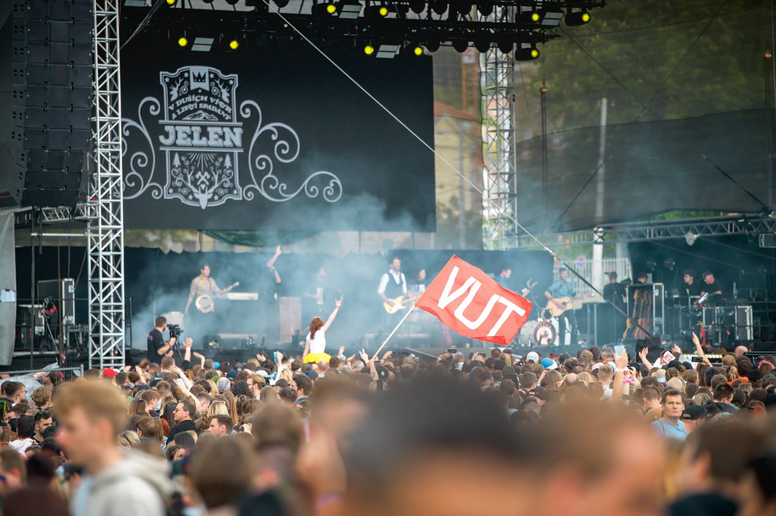 Průtrže mračen dobrou náladu nespláchly. Brněnský Majáles přivítal Ewu Farnou, Horkýže Slíže i Kryštof