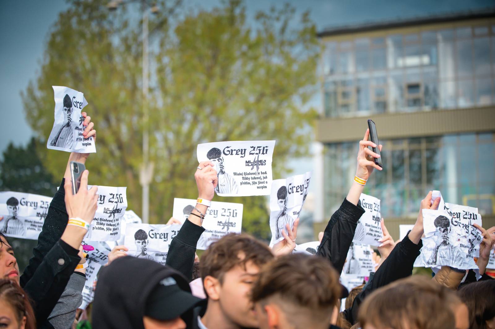 Průtrže mračen dobrou náladu nespláchly. Brněnský Majáles přivítal Ewu Farnou, Horkýže Slíže i Kryštof