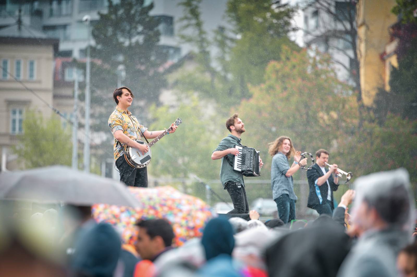 Průtrže mračen dobrou náladu nespláchly. Brněnský Majáles přivítal Ewu Farnou, Horkýže Slíže i Kryštof