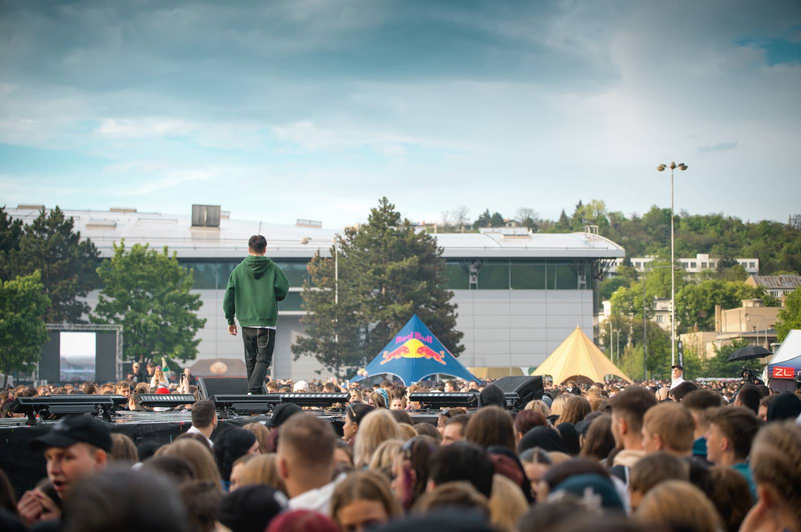 Průtrže mračen dobrou náladu nespláchly. Brněnský Majáles přivítal Ewu Farnou, Horkýže Slíže i Kryštof
