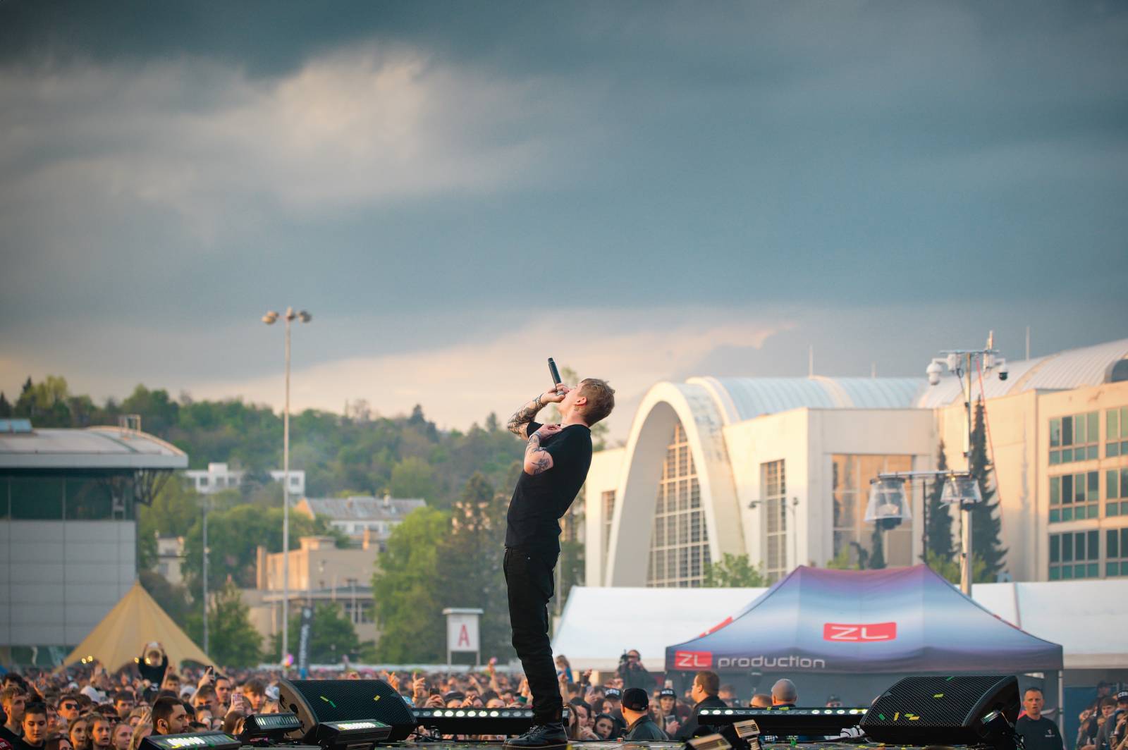 Průtrže mračen dobrou náladu nespláchly. Brněnský Majáles přivítal Ewu Farnou, Horkýže Slíže i Kryštof