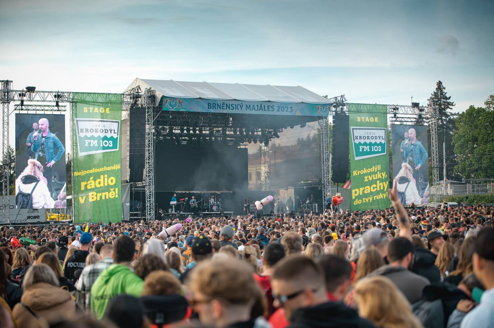 Průtrže mračen dobrou náladu nespláchly. Brněnský Majáles přivítal Ewu Farnou, Horkýže Slíže i Kryštof