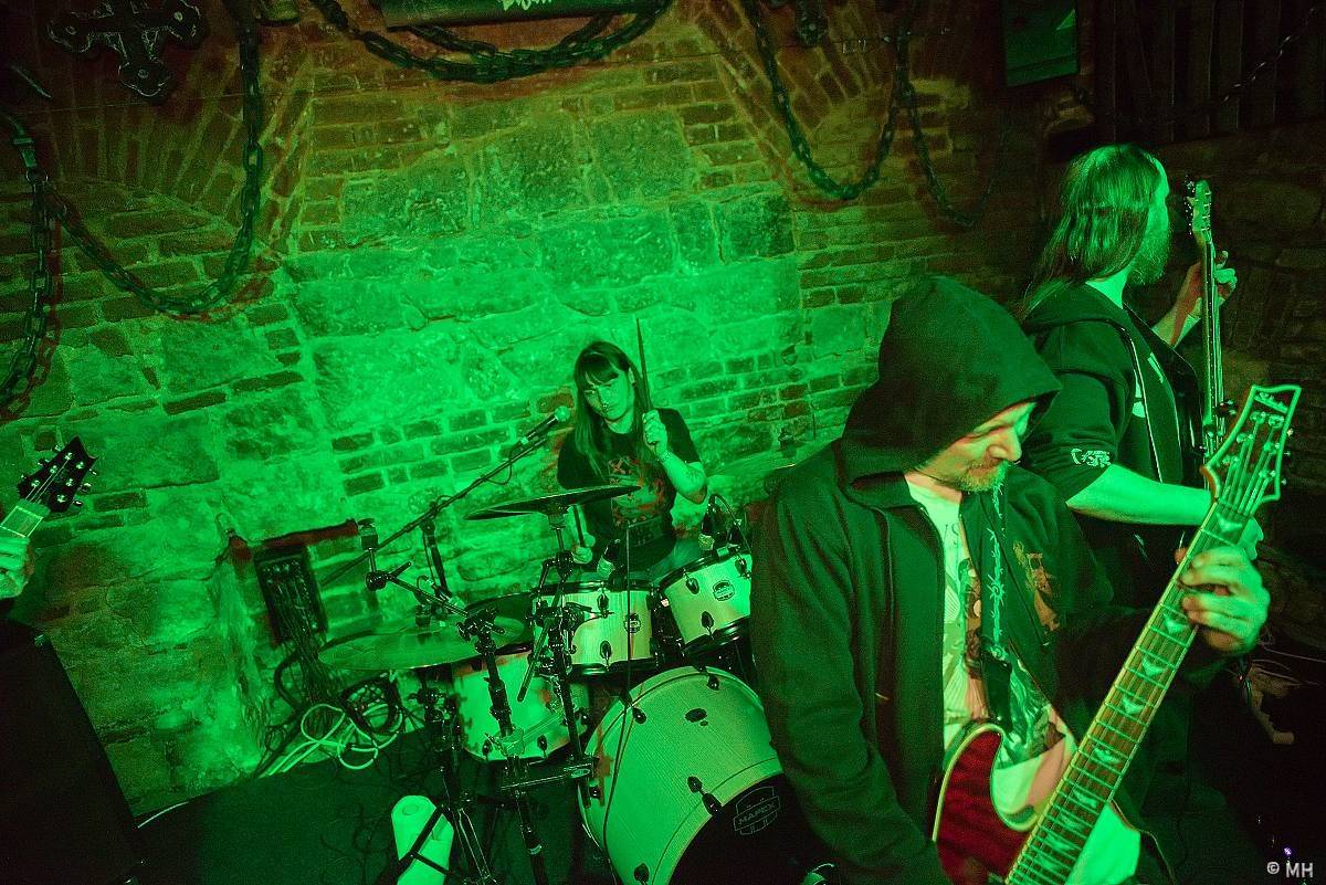 Plzeň ovládl blackmetal. Parlament přivítal finskou Hornu