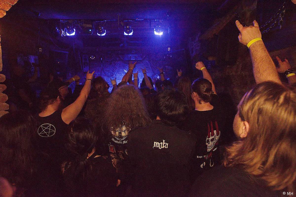 Plzeň ovládl blackmetal. Parlament přivítal finskou Hornu