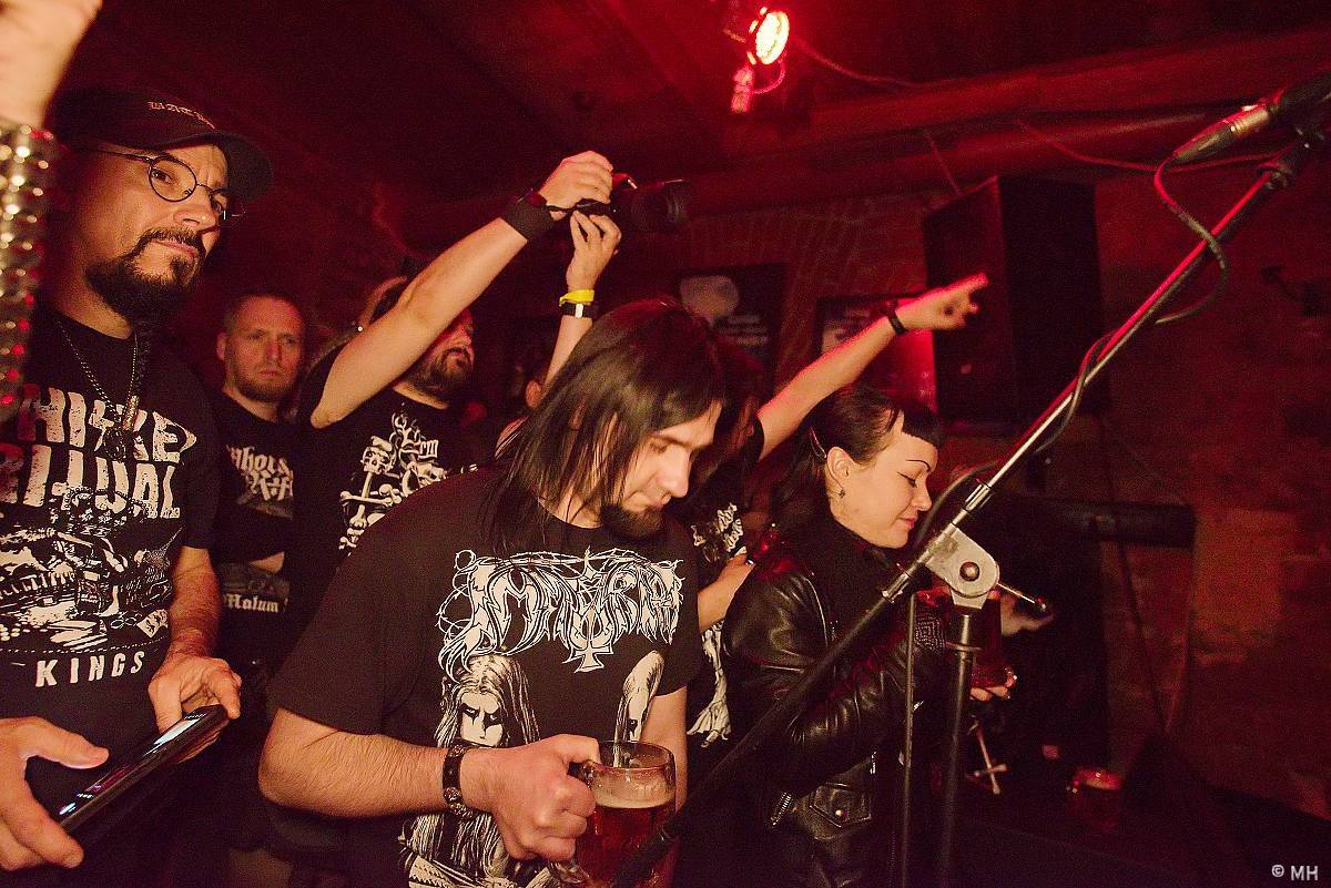 Plzeň ovládl blackmetal. Parlament přivítal finskou Hornu