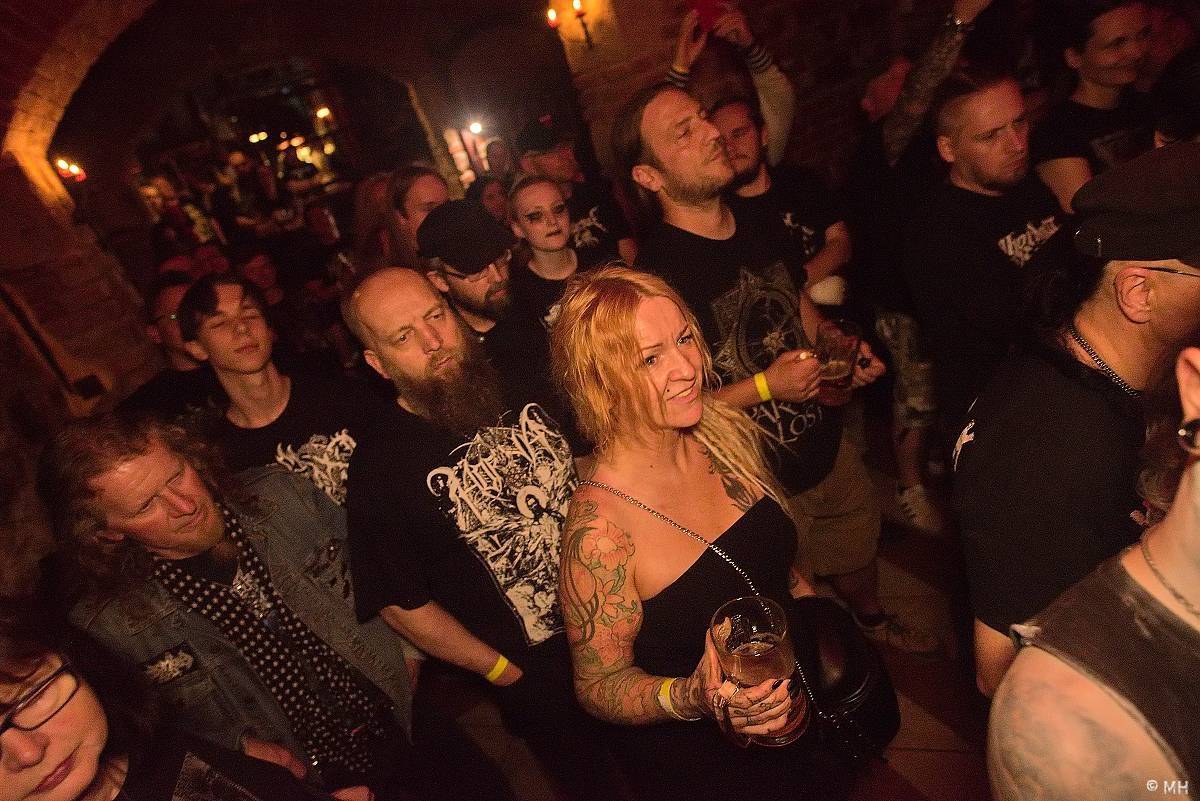 Plzeň ovládl blackmetal. Parlament přivítal finskou Hornu