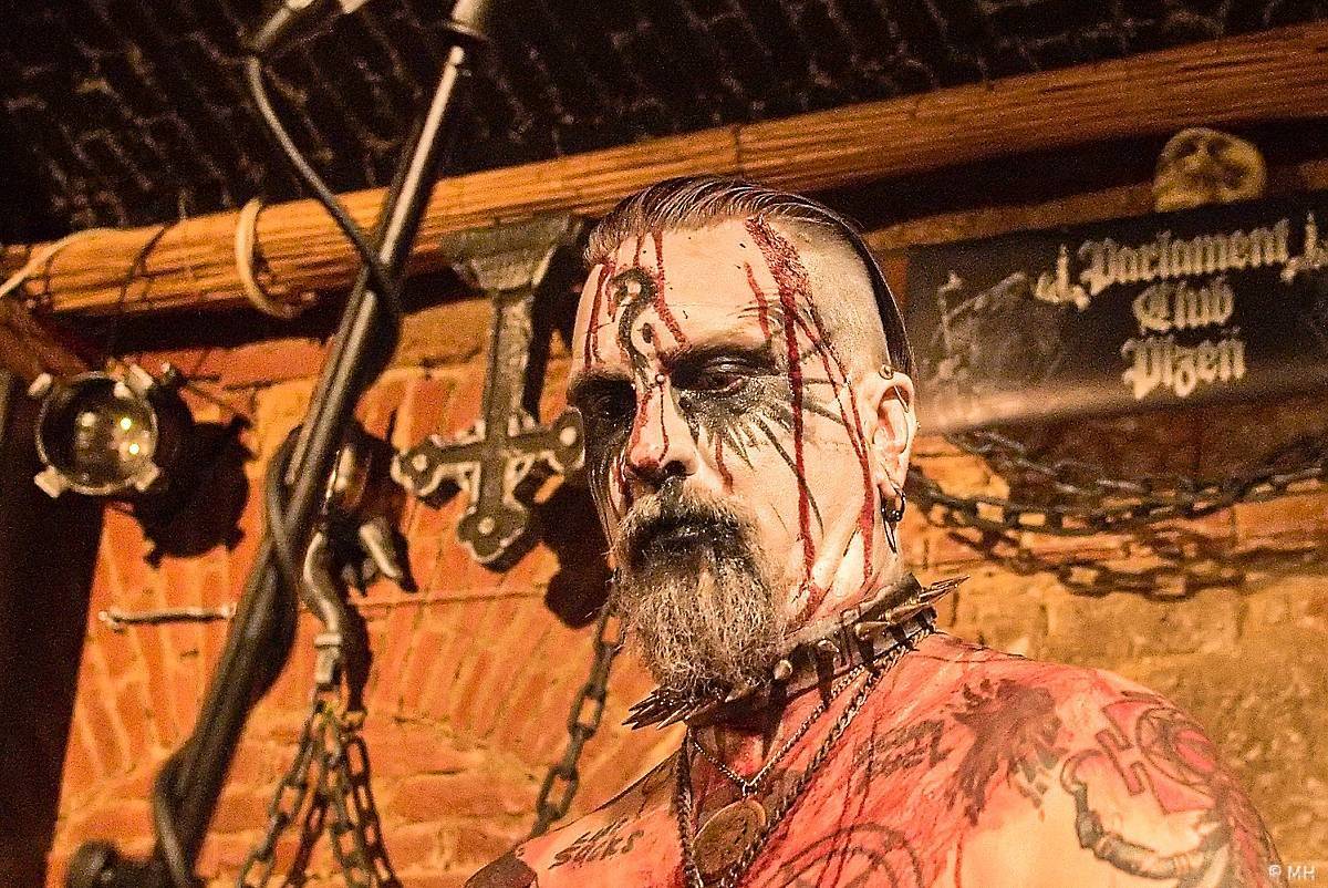 Plzeň ovládl blackmetal. Parlament přivítal finskou Hornu