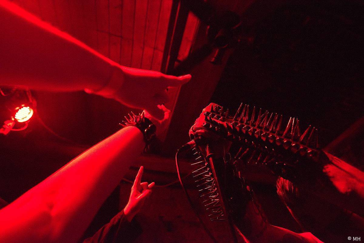 Plzeň ovládl blackmetal. Parlament přivítal finskou Hornu