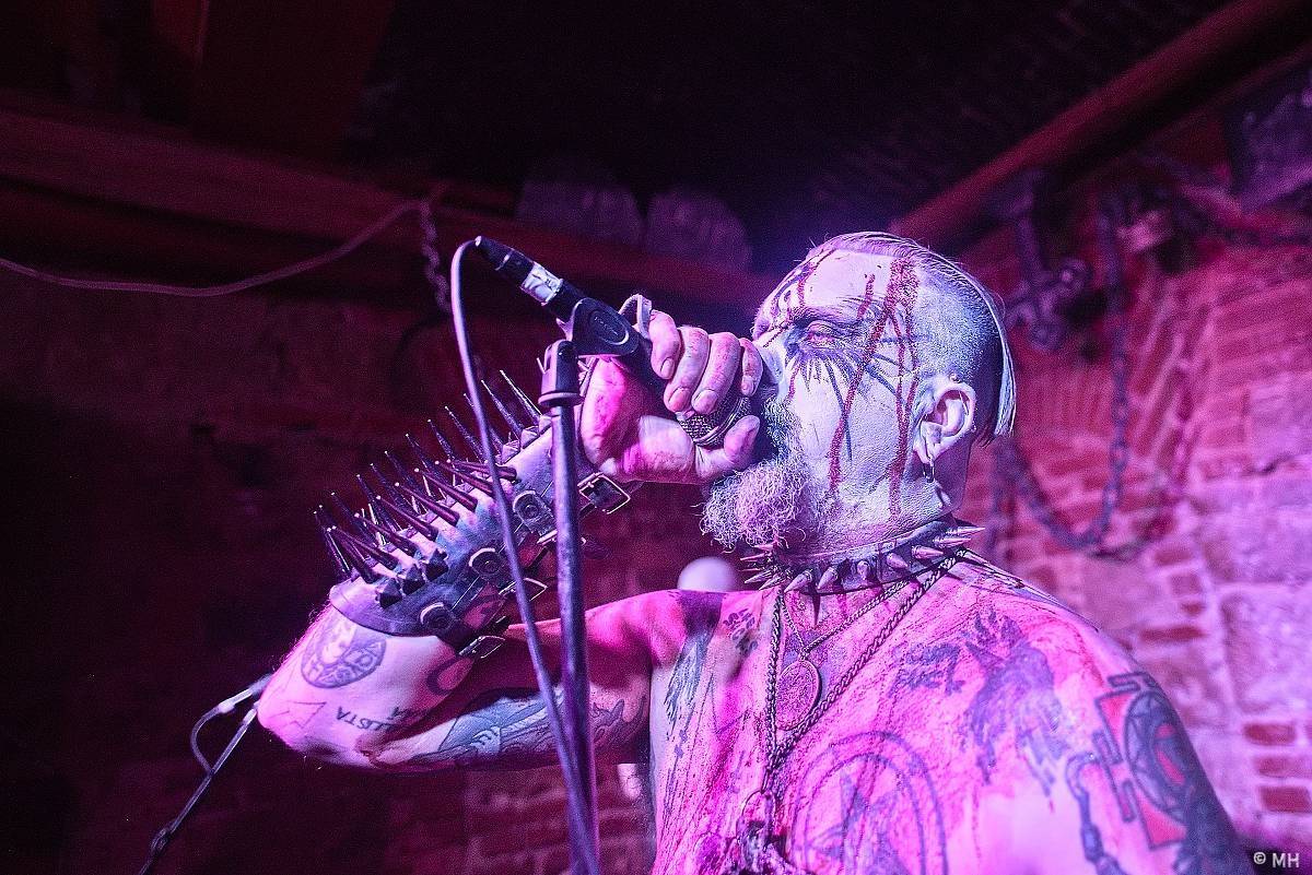 Plzeň ovládl blackmetal. Parlament přivítal finskou Hornu