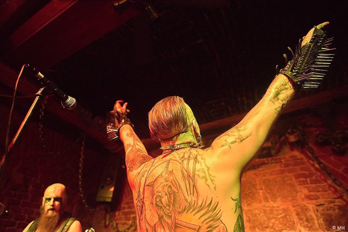 Plzeň ovládl blackmetal. Parlament přivítal finskou Hornu