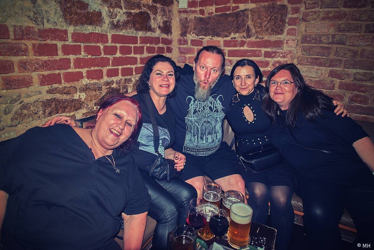 Plzeň ovládl blackmetal. Parlament přivítal finskou Hornu